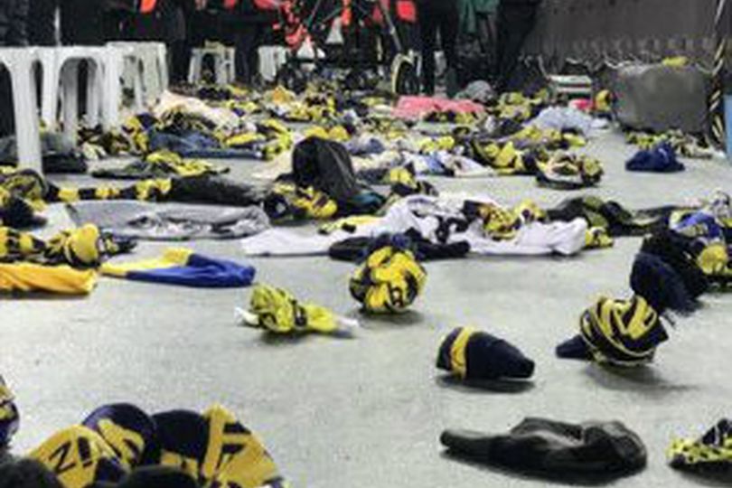 Fans Fenerbahce Lempar Syal ke Lapangan Sebagai Bentuk Solidaritas untuk Korban Gempa Turki