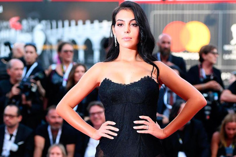 Georgina Rodriguez Pakai Gaun Hitam, Damage-nya Gak Ada Obat!