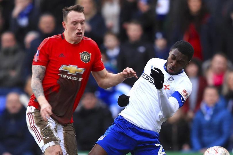 Tidak Jadi Bertahan, Phil Jones Pilih Cabut dari Manchester United?