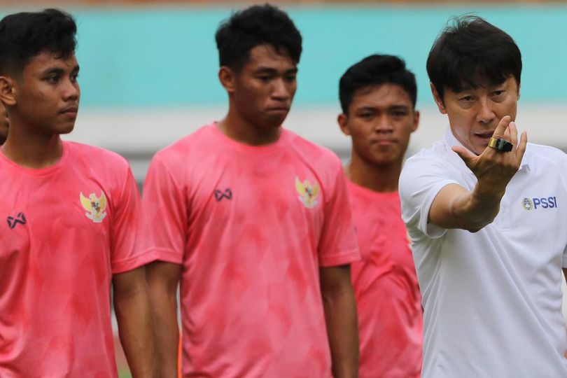 Shin Tae-yong Mengkritik Lapangan Stadion Wibawa Mukti