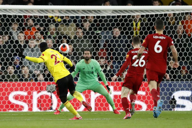 Kelas! Alisson Sumbangkan Jerseynya Pada Kiper Watford Demi Perangi Leukimia