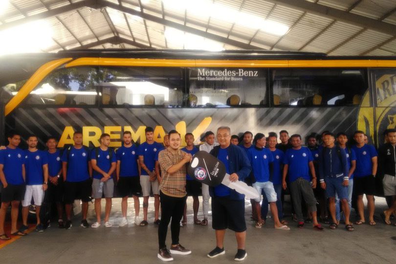 Timnya Dapat Bus Anyar, Pelatih Arema FC Semringah