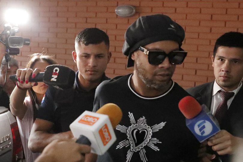 Permintaan Khusus Ronaldinho Selama Dikurung di Hotel: Ingin Main Bola