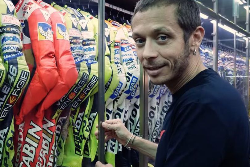 Video: Valentino Rossi Pamer Koleksi Baju Balap Penuh Sejarah