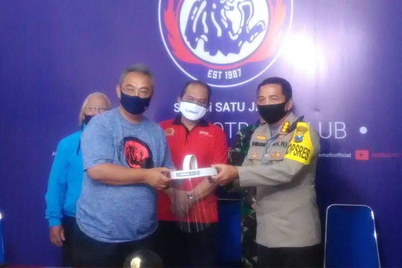 Arema FC Bagikan Pelindung Wajah pada Kepolisian