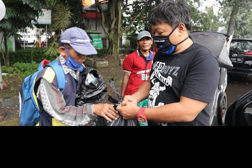 Apresiasi untuk Bobotoh Persib yang Bagi-bagi Masker dan Sembako