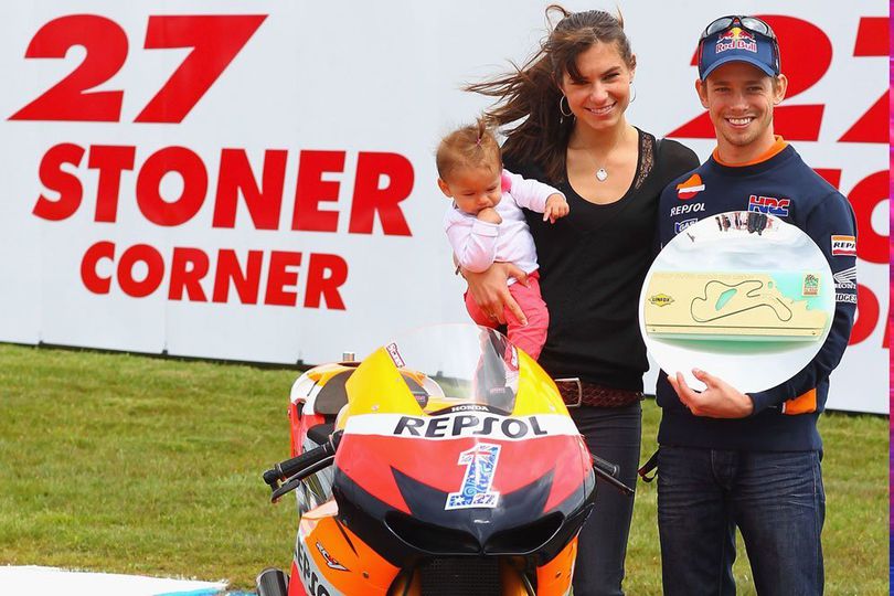 10 Potret Adriana, Istri Cantik Eks Rider MotoGP Casey Stoner