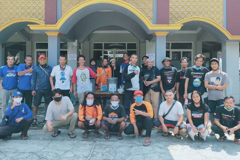 Isi Ramadhan, Pelatih Kiper Persiba Balikpapan Bersih-Bersih Masjid di Malang Raya