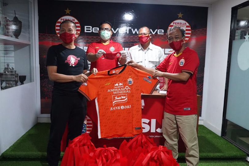 Persija Salurkan Donasi kepada Para Legenda