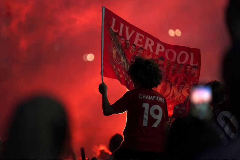 Baru Juara Sekali, Suporter Liverpool Ini Berani Pamerkan Trofi EPL ke Old Trafford dan Etihad