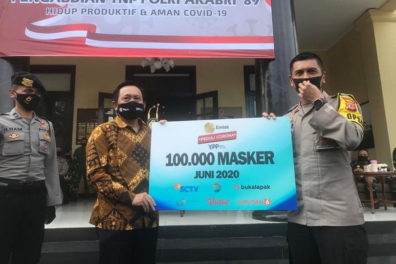 EMTEK Peduli Corona Serahkan 100.000 Masker Kepada Kapolda Jawa Barat