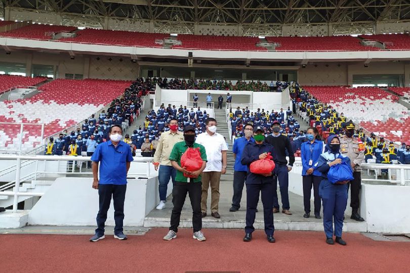 Mantan Dirut Persija Beri Bantuan pada Pekerja Komplek GBK