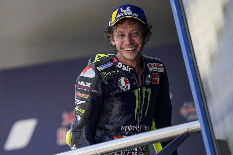 Tertawakan Rumor Pensiun, Valentino Rossi Sebut Kontraknya Diumumkan di Catalunya