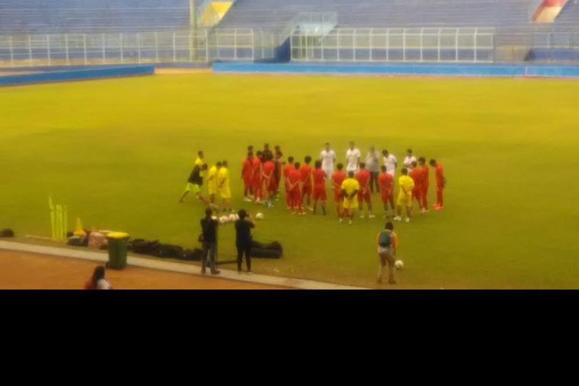 Hujan Deras Paksa Latihan Arema FC Usai Lebih Cepat