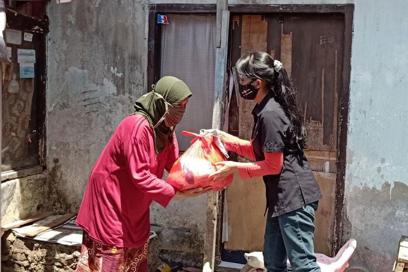 EMTEK Peduli Corona Kembali Salurkan Ratusan Paket Sembako dan Masker Kain