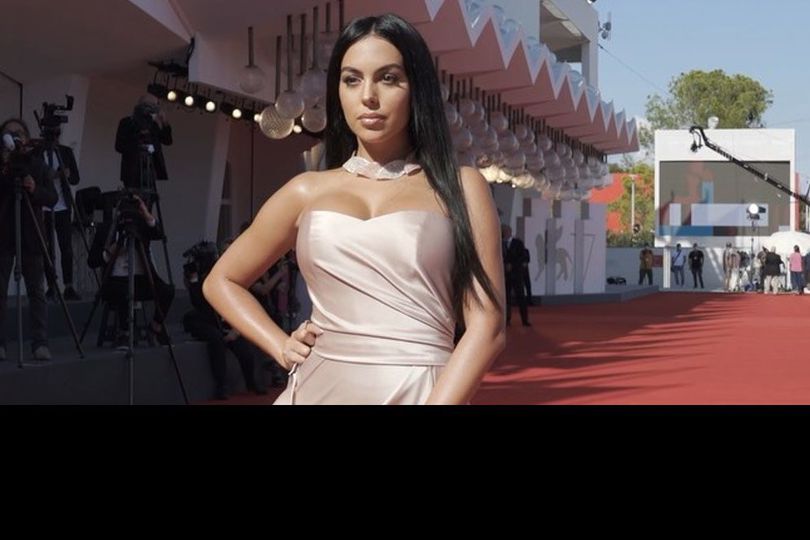 Georgina Rodriguez Tampil Glamor dan Seksi di Karpet Merah Venice Film Festival