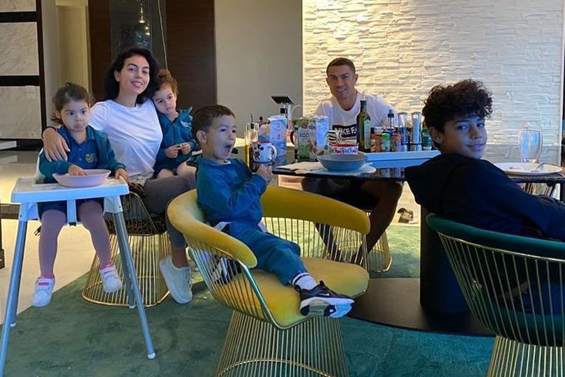 10 Foto Cristiano Ronaldo-Georgina Rodriguez Sekeluarga: Kompak dan Seksi As Always