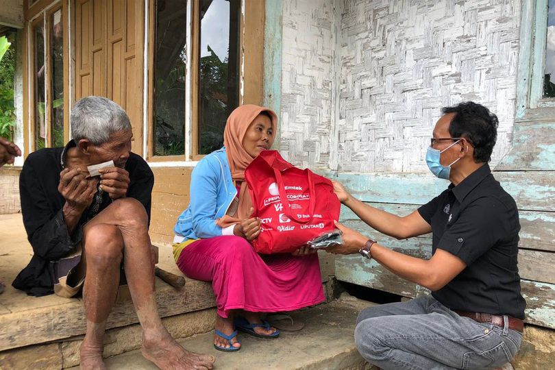 EMTEK Peduli Corona Kembali Salurkan Paket Sembako dan Masker Kain untuk Warga Terdampak Corona