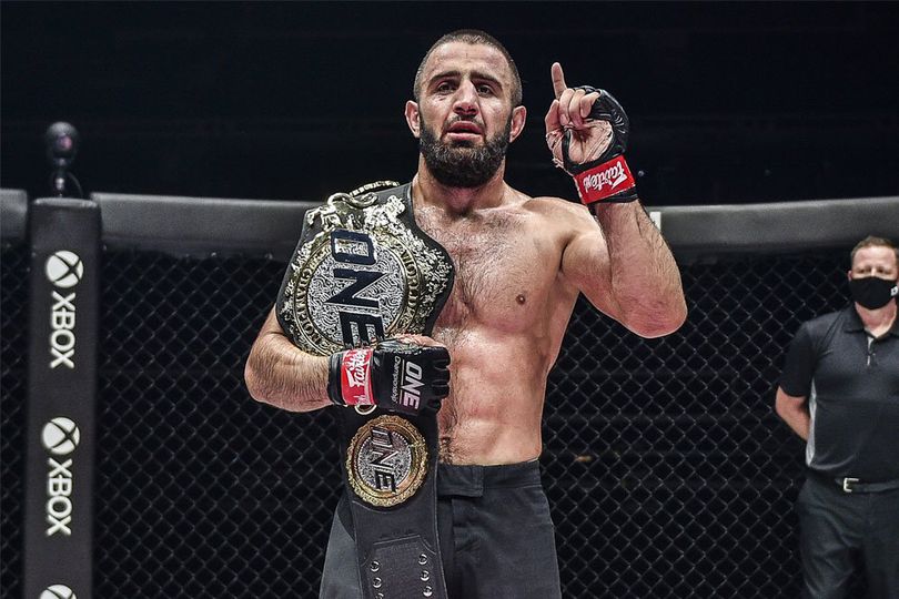 ONE Championship: Kiamrian Abbasov Pertahankan Gelar Juara Dunia di Singapura