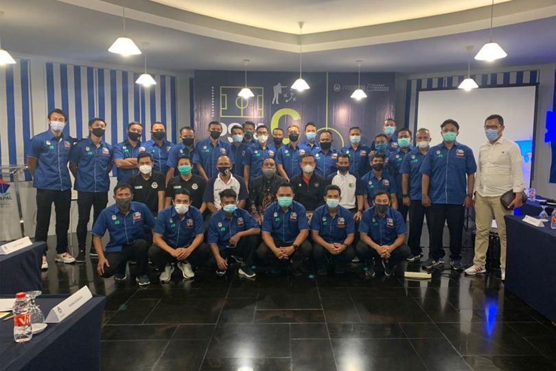 Ketika Pemain Arema dan Persebaya Saling Bekerjasama