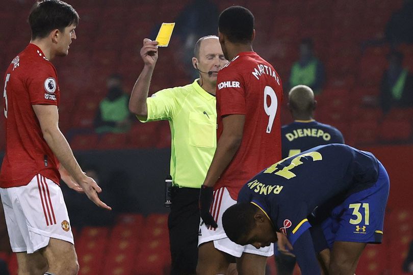 2 Kartu Merah dan Gol Dianulir untuk Soton, Fans MU: Mike Dean jadi Man of the Match