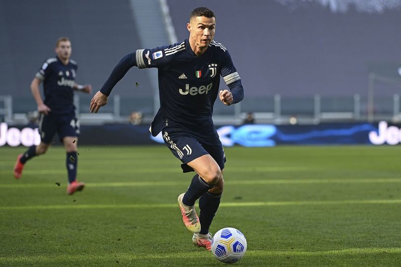 Cetak 770 Goal, Ronaldo Dapat Hadiah Jersey GOAT dari Juventus