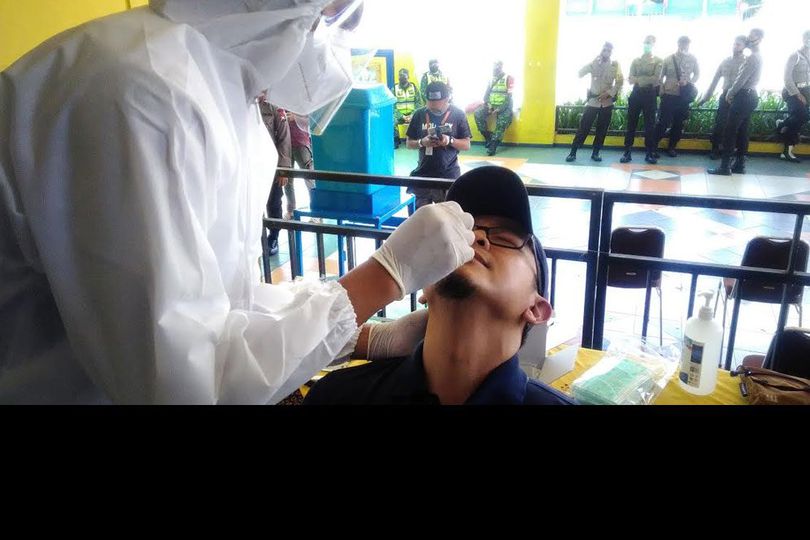 Tes Rapid Antigen Massal Jelang Piala Menpora di Kanjuruhan: Pedes, Pedih!