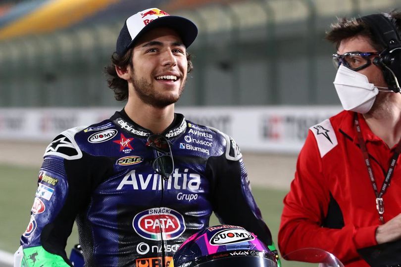 Kocak Tapi Bahaya, Enea Bastianini Kelilipan Rambut Sendiri di Balapan MotoGP Doha