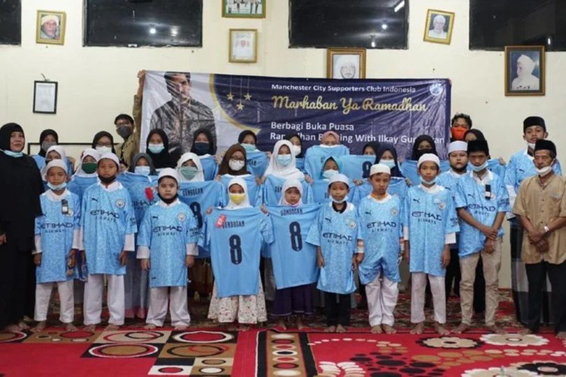 Berkah Ramadan! Ilkay Gundogan Kirim Paket Makanan dan Jersey untuk Anak-Anak Indonesia