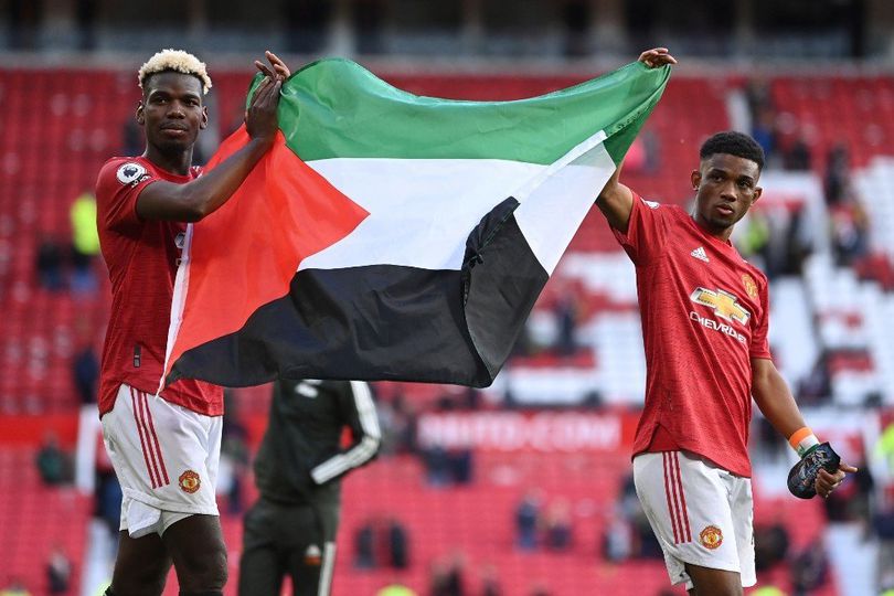 Kirim Dukungan, Paul Pogba dan Amad Diallo Kibarkan Bendera Palestina di Old Trafford