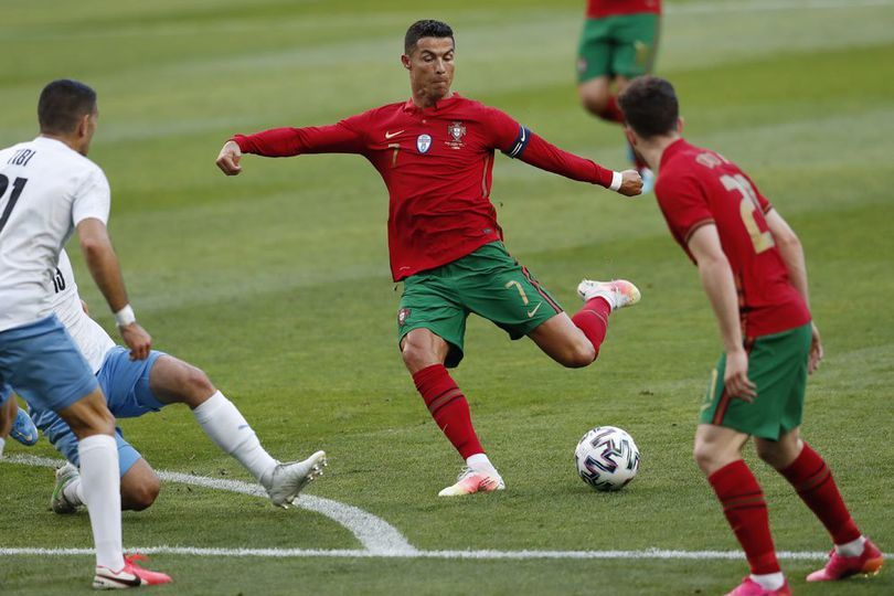 Eksekusi Tendangan Bebasnya Ambyar, Ronaldo Jadi Bulan-bulanan Netizen