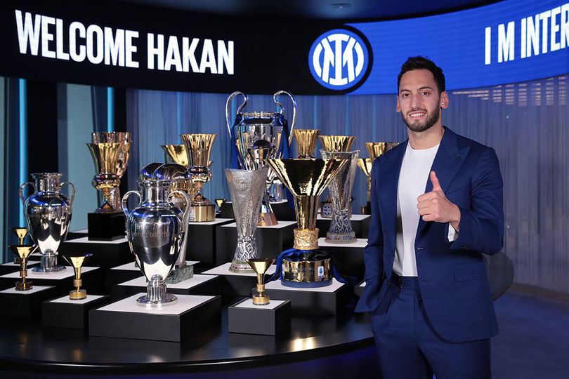 Resmi, Hakan Calhanoglu Menyeberang dari AC Milan ke Inter Milan