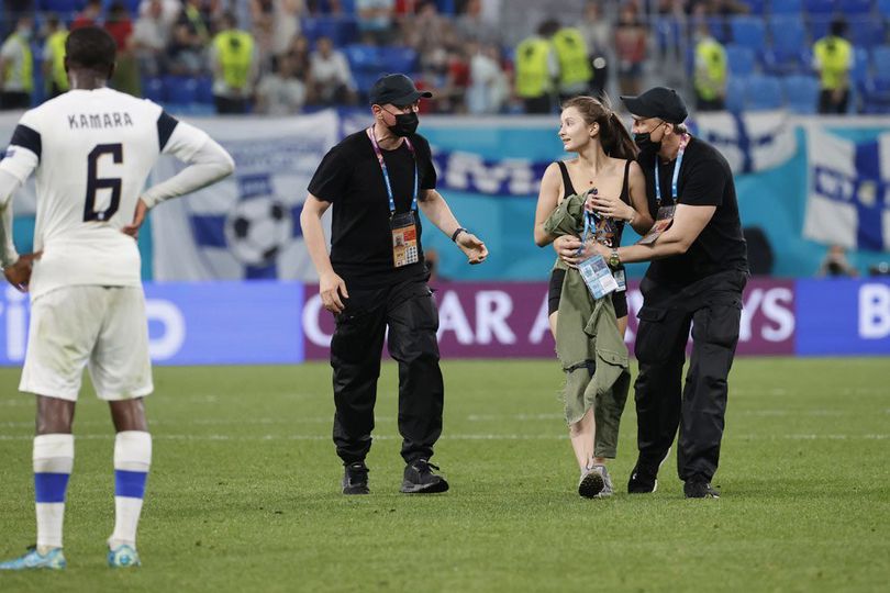 Foto Pitch Invader Berpakaian Minim yang 'Ganggu' Laga Finlandia vs Belgia