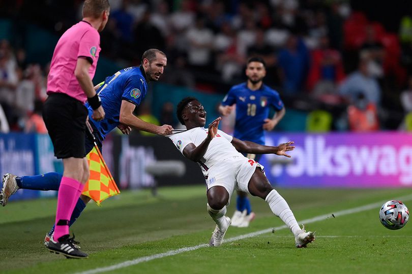 Chiellini Tarik Jersey Saka, Pemain Tertua vs Termuda!