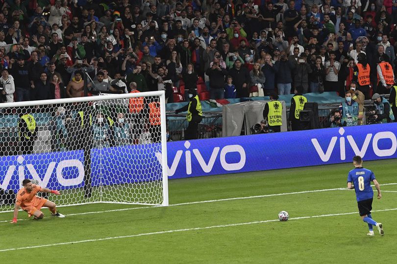 Unai Simon Terkecoh Penalti Jorginho, Netizen: Gapunya Kuota Nonton Video? Telfon Ederson! Unai Simon Terkecoh Penalti Jorginho, Netizen: Gapunya Kuota Nonton Video? Telfon Ederson!