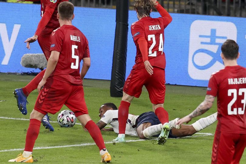 Inggris Dapat Penalti 'Gaib' untuk Singkirkan Denmark dari Euro 2020?