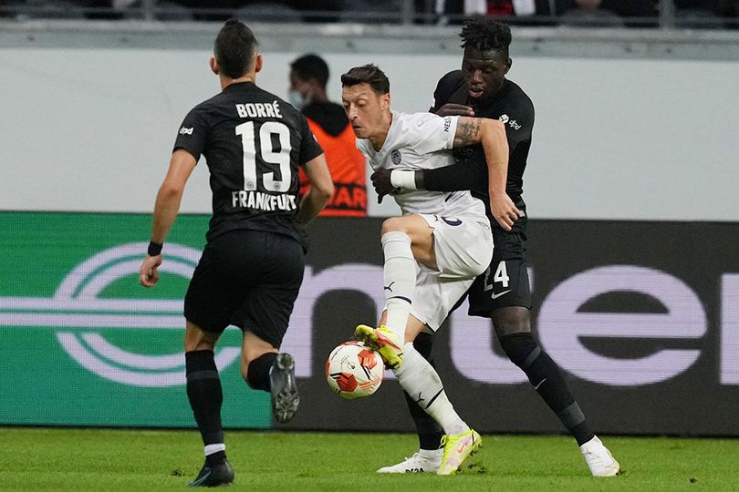 Mesut Ozil Cetak Gol, Fenerbahce Imbangi Eintracht Frankfurt