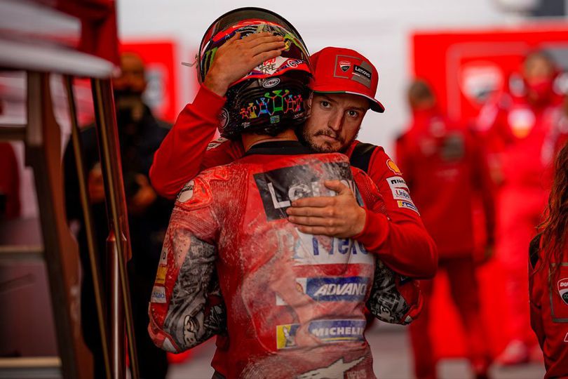 Momen Haru Jack Miller Tenangkan Pecco Bagnaia Usai Jatuh di Misano: Kau Harus Tetap Bangga!