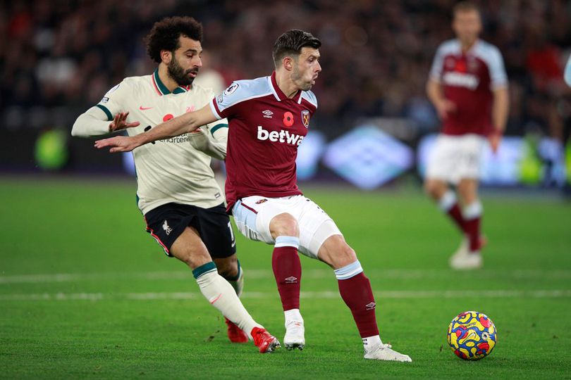 Alasan Aaron Cresswell Tak Dikartu Merah Usai Lakukan Tekel Berbahaya ke Jordan Henderson