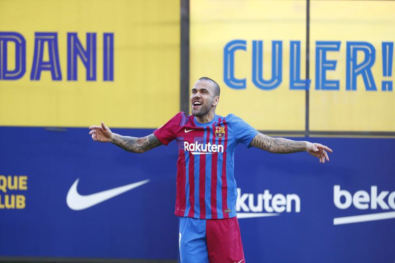 Teken Kontrak, Dani Alves Resmi CLBK Dengan Barcelona