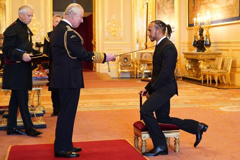 Lewis Hamilton Resmi Bertitel 'Sir', Terima Gelar Kesatria dari Pangeran Charles