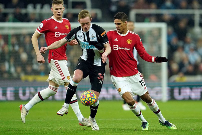 Tampil Horor Lawan Newcastle, Maguire dan Varane Masih Jadi Duet Pilihan Utama di MU