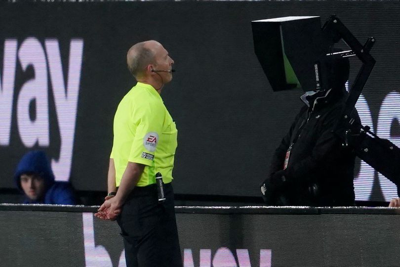 Anulir 2 Gol Setan Merah di Kandang Burnley, Mike Dean Banjir Hujatan dari Fans MU