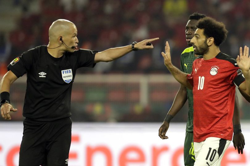 Berikan Kartu dan Peluit, Wasit Final Piala Afrika ke Mohamed Salah: Mau Jadi Wasit?
