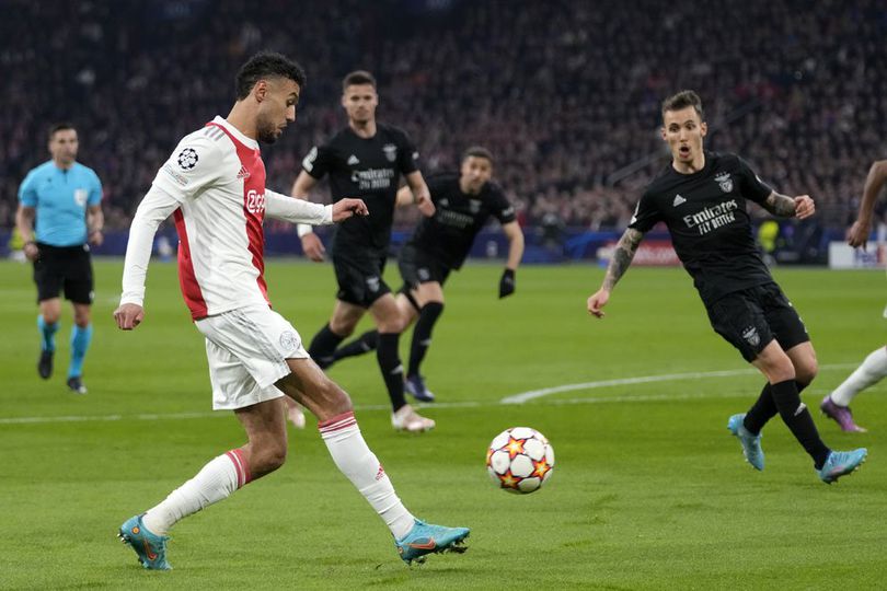 Bayern Munchen Resmi Kalahkan Barcelona dalam Perburuan Mazraoui