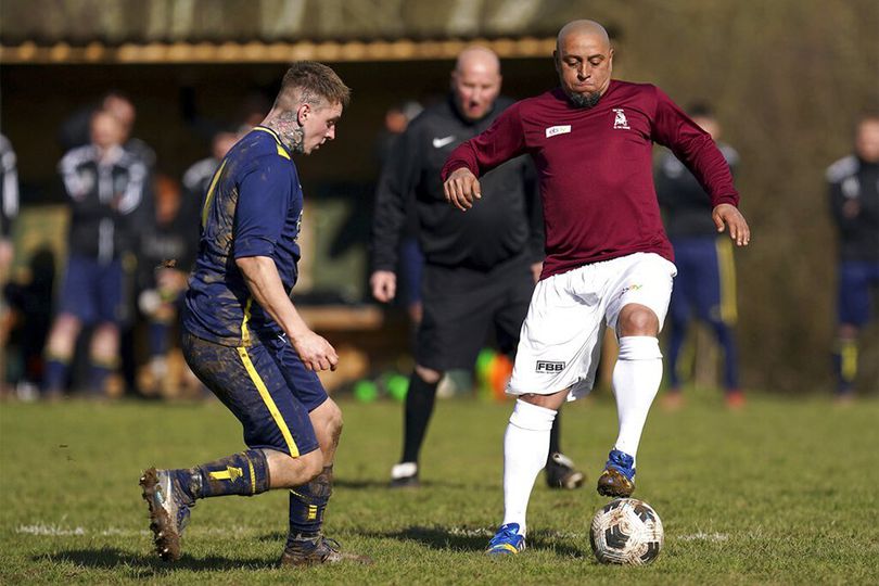 Aksi Roberto Carlos main Tarkam Bersama Bull In The Barne United di Sunday League Aksi Roberto Carlos main Tarkam Bersama Bull In The Barne United di Sunday League