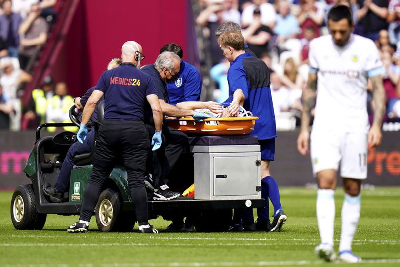 Ngilu! Ashley Westwood Alami Cedera Horor di Laga West Ham vs Burnley