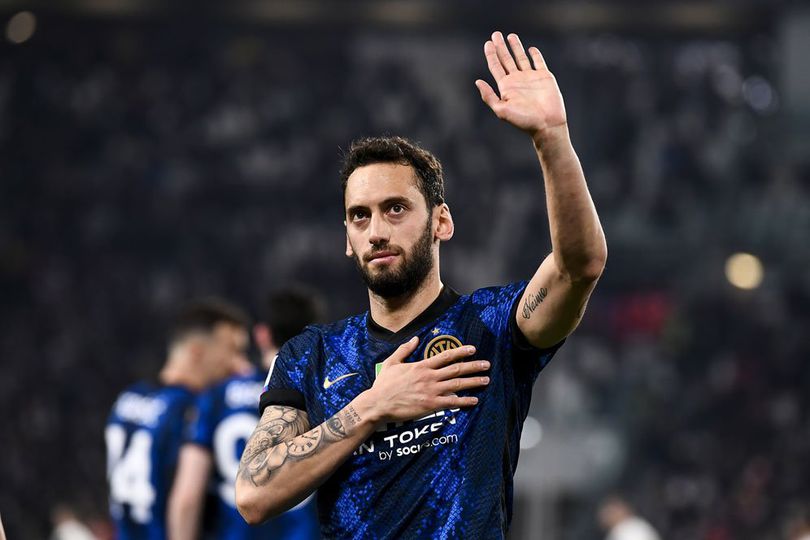 Loncat dari Atap Kapal, Liburan Hakan Calhanoglu Bikin Inter Milan Sebal Lagi!