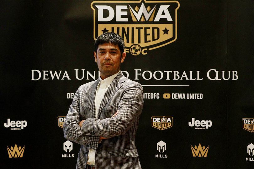 Gaya Asik Nil Maizar saat Diperkenalkan Jadi Pelatih Klub Dewa United Gaya Asik Nil Maizar saat Diperkenalkan Jadi Pelatih Klub Dewa United