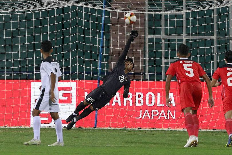 Aksi Cemerlang Kiper Timnas Indonesia saat Gagalkan Tendangan Penalti Timor Leste di Sea Games 2021 Vietnam Aksi Cemerlang Kiper Timnas Indonesia saat Gagalkan Tendangan Penalti Timor Leste di Sea Games 2021 Vietnam